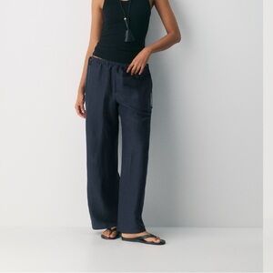 NWT Aritzia Navy Wilfred
CruiseLinen™ Artisan Pant size small
